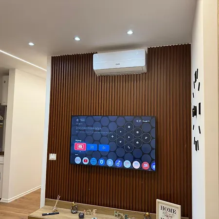 Univers * טיראנה