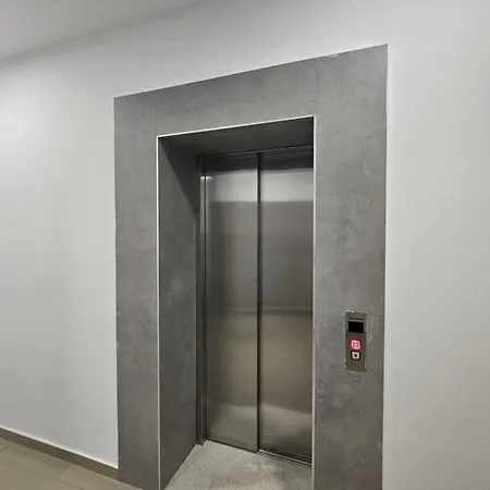 Univers Apartment *